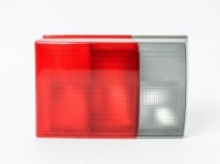 Aizmugures lukturis uz bagāžnieka vākas (vidus) no Audi 80 B4 (1991-1994), pa kreisi