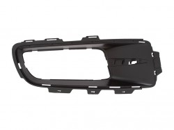 Priekšēja bampera miglas lukutra rāmītis no BMW X5 E70 (2006-2010), pa labi ― AUTOERA.LV